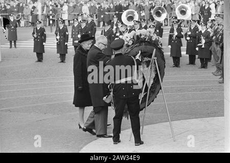 Präsident Heinemann legt Kranz auf Denkmal am Staudamm in Amsterdam. Präsident Heinemann und Frau am Kranz Datum: 24. November 1969 Ort: Amsterdam, Noord-Holland Schlüsselwörter: Kränze, Denkmäler, Staatsbesuche Personenname: Heidemann, Gustav Stockfoto