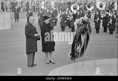 Präsident Heinemann legt Kranz auf Denkmal am Staudamm in Amsterdam. Präsident Heinemann und Frau am Kranz Datum: 24. November 1969 Ort: Amsterdam, Noord-Holland Schlüsselwörter: Kränze, Denkmäler, Staatsbesuche Personenname: Heidemann, Gustav Stockfoto