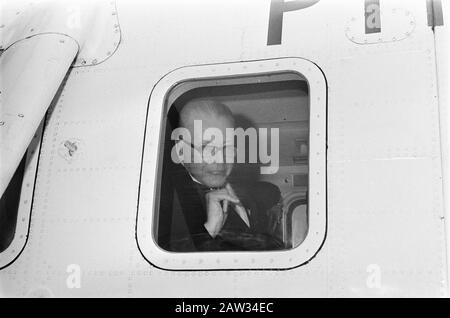 Präsident Heinemann fährt mit dem Hubschrauber vom Flughafen Schiphol nach Rotterdam. Heinemann hinter dem Hubschrauberfenster Datum: 25. November 1969 Standort: Nordholland, Schiphol Schlüsselwörter: Hubschrauber, Präsidenten Personenname: Heidemann, Gustav Stockfoto