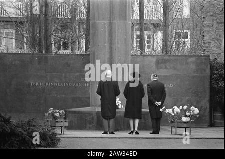 Präsident Heinemann legt Kranz auf das Denkmal des niederländischen Theaters in Amsterdam. Präsident Heinemann, Frau Heinemann und Dr. J. Soetendorpstraat. Datum: 24. November 1969 Ort: Amsterdam, Noord-Holland Schlüsselwörter: Kränze, Denkmäler, Hauptrabbiner, Staatsbesuche Personenname: Dr. J. Soetendorpstraat, Heidemann, Gustav Stockfoto