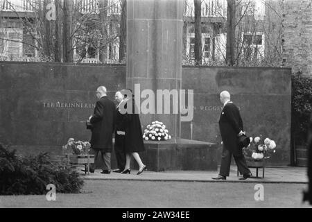 Präsident Heinemann legt Kranz auf das Denkmal des niederländischen Theaters in Amsterdam. Präsident Heinemann, Frau Heinemann und Dr. J. Soetendorpstraat. Datum: 24. November 1969 Ort: Amsterdam, Noord-Holland Schlüsselwörter: Kränze, Denkmäler, Hauptrabbiner, Staatsbesuche Personenname: Dr. J. Soetendorpstraat, Heidemann, Gustav Stockfoto