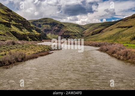 John Day River im Cottonwood Canyon State Park alias JS Burres State Park, Umatilla Plateau, Teil des Columbia Plateauens, östlich von Moro, Oregon, USA Stockfoto