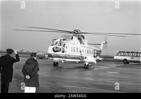 Präsident Heinemann fährt mit dem Hubschrauber vom Flughafen Schiphol nach Rotterdam. Hubschrauberdatum: 25. November 1969 Standort: Nordholland, Schiphol Schlüsselwörter: Hubschrauber, Präsidenten Personenname: Heinemann, Gustav Stockfoto