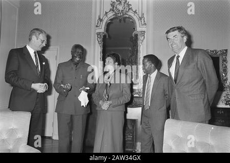 Empfang von Präsident Kaunda von Sambia auf dem Wohnsitz des Premierministers durch Premierminister Lubbers Präsident Kaunda Gespräche mit den niederländischen Amtskollegen Van den Broek (l), Schoo (m) und Lubbers Datum: 14. April 1986 Ort: Den Haag, South Holland Schlüsselwörter: Minister, Präsidenten, Staat besucht Person Name: Hosen, Hans van den, Kaunda, Kenneth, Schoo, Eegje, Schoo, Eegje Stockfoto