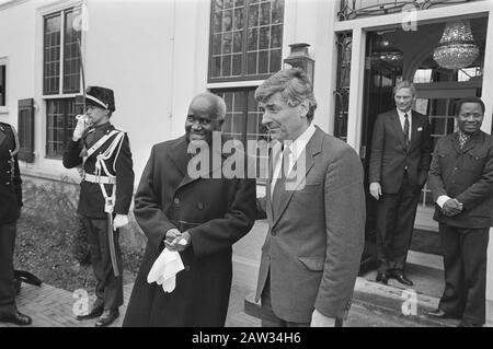 Empfang von Präsident Kaunda von Sambia auf dem Wohnsitz des Premierministers durch Premierminister Lubbers Präsident Kaunda (L) und Premierminister Lubbers Datum: 14. April 1986 Ort: Den Haag, Südholland Schlüsselwörter: Präsidenten, Staatsbesuche Personenname: Kaunda, Kenneth, Lubbers R. Stockfoto