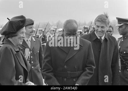 Empfangen Sie Präsident Kaunda vom Sambia-Flughafen Zestienhoven von Königin Beatrix Präsident Kaunda und Premierminister Lubbers Datum: 13. April 1986 Ort: Rotterdam-Zestienhoven, South Holland Schlüsselwörter: Ehrenwachen, Premierminister, Präsidenten, Staatsbesuche Personenname: Kaunda, Kenneth, Lubbers, Ruud Stockfoto