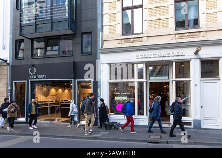 Modegeschäfte von Fred Perry und Scotch & Soda an der Einkaufsstraße Ehrenstraße, Köln, Deutschland. Modegeschaeft von Fred Perry und Scotch & Soda in d Stockfoto