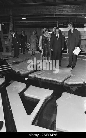 Staatsbesuch Präsident Tito von Jugoslawien Präsident Tito und seine Frau, Ihre Majestät Königin Juliana und Prinz Bernhard besuchen Hydraulics Laboratory in Delft Datum: 21. Oktober 1970 Standort: Delft, Zuid-Holland Schlüsselwörter: Besuch, Königinnen, Labors, Präsidenten Personenname: Bernhard, Prinz, Juliana, Königin, Tito, Josip Broz Institution Name: Hydrauliklabor Stockfoto