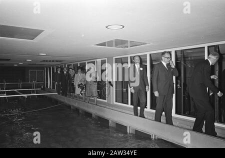Staatsbesuch Präsident Tito von Jugoslawien Präsident Tito und seine Frau, Ihre Majestät Königin Juliana und Prinz Bernhard besuchen Hydraulics Laboratory in Delft Datum: 21. Oktober 1970 Standort: Delft, Zuid-Holland Schlüsselwörter: Besuch, Königinnen, Labors, Präsidenten Personenname: Bernhard, Prinz, Juliana, Königin, Tito, Josip Broz Institution Name: Hydrauliklabor Stockfoto