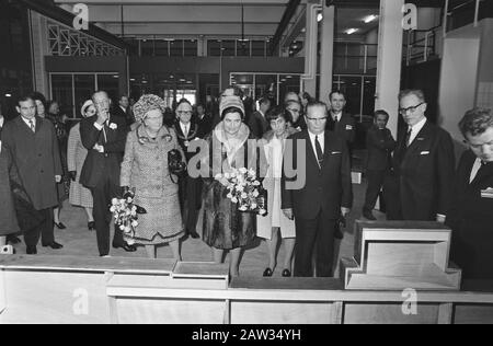 Staatsbesuch Präsident Tito von Jugoslawien Präsident Tito und seine Frau, Ihre Majestät Königin Juliana und Prinz Bernhard besuchen Hydraulics Laboratory in Delft Datum: 21. Oktober 1970 Standort: Delft, Zuid-Holland Schlüsselwörter: Besuch, Königinnen, Labors, Präsidenten Personenname: Bernhard, Prinz, Juliana, Königin, Tito, Josip Broz Stockfoto
