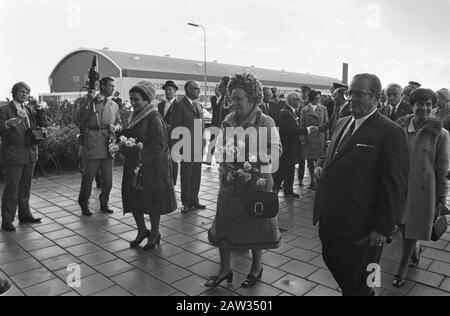 Staatsbesuch Präsident Tito von Jugoslawien Präsident Tito und seine Frau, Ihre Majestät Königin Juliana und Prinz Bernhard besuchen Hydraulics Laboratory in Delft Datum: 21. Oktober 1970 Standort: Delft, Zuid-Holland Schlüsselwörter: Besuch, Königinnen, Labors, Präsidenten Personenname: Bernhard, Prinz, Juliana, Königin, Tito, Josip Broz Institution Name: Hydrauliklabor Stockfoto