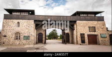 Mauthausen, Österreich; 16. August 2019: Innentor des Konzentrationslagers Mauthausen, in dem Tausende von jüdischen Häftlingen inhaftiert waren und Stockfoto