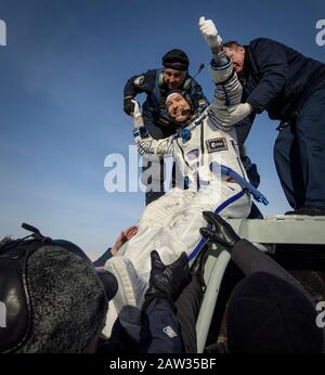 Der ESA-Astronaut Luca Parmitano wird nur wenige Minuten nach seiner Landung, der NASA-Astronautin Christina Koch und dem Kosmonauten Roskosmos Alexander Skvortsov, aus dem Sojus MS-13-Raumschiff in einem abgelegenen Gebiet nahe der Stadt Zhezkazgan, Kasachstan, am Donnerstag, 6. Februar 2020, angelandet. Koch kehrte zur Erde zurück, nachdem er 328 Tage im All geprotokolliert hatte --- der längste Raumflug in der Geschichte durch eine Frau ---- als Mitglied der Expeditions 59-60-61 auf der Internationalen Raumstation. Skvortsov und Parmitano kehrten nach 201 Tagen in den Weltraum zurück, wo sie als Besatzungsmitglieder der Expedition 60-61 an Bord der Station dienten. P Stockfoto