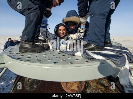 Roskosmos Kosmonaut Alexander Skvortsov wird nur wenige Minuten nach seiner Landung, der NASA-Astronautin Christina Koch und dem ESA-Astronauten Luca Parmitano, aus dem Raumschiff Sojus MS-13 in einem abgelegenen Gebiet nahe der Stadt Zhezkazgan, Kasachstan, am Donnerstag, 6. Februar 2020, herausgeholfen. Koch kehrte zur Erde zurück, nachdem er 328 Tage im All geprotokolliert hatte --- der längste Raumflug in der Geschichte durch eine Frau ---- als Mitglied der Expeditions 59-60-61 auf der Internationalen Raumstation. Skvortsov und Parmitano kehrten nach 201 Tagen in den Weltraum zurück, wo sie als Besatzungsmitglieder der Expedition 60-61 an Bord der Station dienten. M Stockfoto