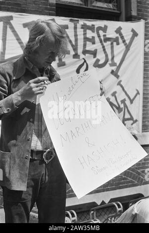 Jahrestag, Amnesty International Barbed Camp in Delft, sagt Simon Vinkenoog: "Legalisieren Sie Marihuana und Haschisch". Mai 1971 Ort: Delft, Zuid-Holland Schlüsselwörter: Aktionen , Jahrestage, Menschenrechte, Schriftsteller Personenname: Vinkenoog Simon Stockfoto