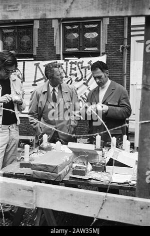 10-jähriges Jubiläum, Amnesty International Stacheled Camp in Delft, Simon Carmiggelt (l) und Prof. Ir H. Wiggers Date:.. 28. Mai 1971 Ort: Delft, Zuid-Holland Schlüsselwörter: Professoren, Jahrestage, Kerzen, Menschenrechte, Stacheldraht, Schriftsteller Personenname: Carmiggelt, Simon Wiggers, H. Stockfoto