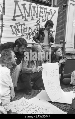 Jahrestag, Amnesty International Stachellager in Delft, Simon Vinkenoog (m) mit den Worten "alle Gefangenen frei" Datum: 28. Mai 1971 Ort: Delft, Zuid-Holland Schlüsselwörter: Aktionen, Jahrestage, Menschenrechte, Schriftsteller Personenname: Vinkenoog Simon Stockfoto