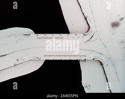 Luftbild von oben von einer verschneiten Brücke und einige Fußabdrücke über dem Schnee. Bukarest, Rumänien Stockfoto