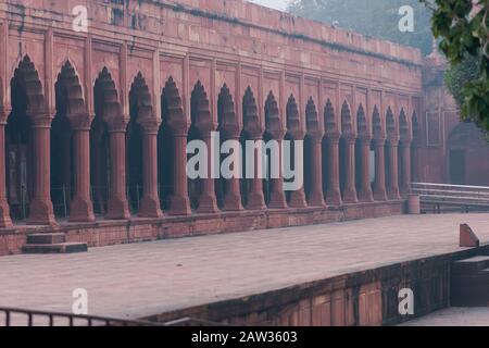 Säulenreihe im Inneren des Taj Mahal aus rotem Sandstein in Agra, Indien Stockfoto