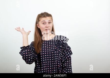 Mädchen in einem schwarzen Kleid überrascht Ausdruck wird begrüßt, indem sie ihre Hand nach oben heben Stockfoto
