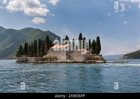 Die Insel Sveti Đorđe (St. George's Island), mit seinem kleinen Kloster der Benediktion, Boka Kotorska (auch Bucht von Kotor genannt), Montenegro Stockfoto