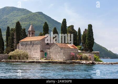 Die winzige Insel Sveti Đorđe (St. George's Island), mit seinem kleinen Kloster der Benediktion, Boka Kotorska (auch Bucht von Kotor genannt), Montenegro Stockfoto