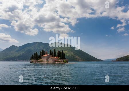 Die winzige Insel Sveti Đorđe (St. George's Island), mit seinem kleinen Kloster der Benediktion, Boka Kotorska (auch Bucht von Kotor genannt), Montenegro Stockfoto