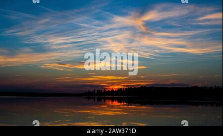 Sonnenuntergang über See Stockfoto