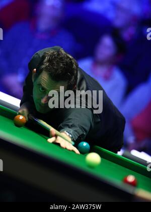 Ronnie O'Sullivan aus England spielt bei der zweiten Runde des World Grand Prix 2020 in Cheltenham, Großbritannien, am 5. Februar 2020 einen Schuss auf Liang Wenbo aus China. Ronnie O'Sullivan aus England besiegte Liang Wenbo aus China mit 4:3. Stockfoto