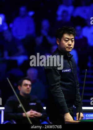 Liang Wenbo aus China hält einen Schuss an Ronnie O'Sullivan aus England bei der zweiten Runde des World Grand Prix 2020 in Cheltenham, Großbritannien, 5. Februar 2020 für möglich. Ronnie O'Sullivan aus England besiegte Liang Wenbo aus China mit 4:3. Stockfoto