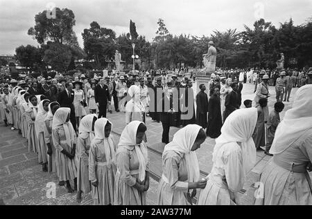 Staatsbesuch Königsfamilie in Äthiopien Königsfamilie Besuche der Dreifaltigkeitskathedrale in Addis Abeba; Königliche Gäste und Haile Selassie Spaziergang zur Kirche Hecke der Menschen Datum: 28. Januar 1969 Ort: Addis Abeba, Äthiopien Schlüsselwörter: Gast, Familien, Kirchen Personenname: Haile Selassie, Kaiser von Äthiopien Stockfoto