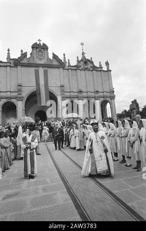 Staatsbesuch Königsfamilie in Äthiopien Königsfamilie Besuche der Dreifaltigkeitskathedrale in Addis Abeba; Königliche Gäste und Haile Selassie Spaziergang zur Kirche Hecke der Menschen Datum: 28. Januar 1969 Ort: Addis Abeba, Äthiopien Schlüsselwörter: Gast, Familien, Kirchen Personenname: Haile Selassie, Kaiser von Äthiopien Stockfoto