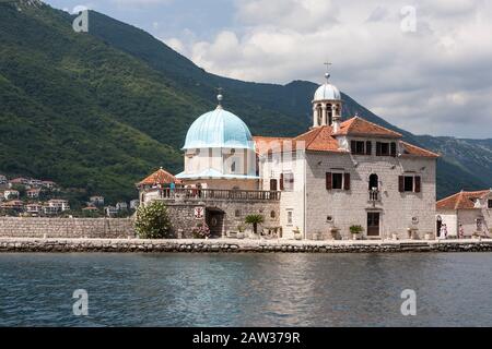 Die Insel Our Lady of the Rocks (Gospa od Škrpjela), Bucht von Kotor, Montenegro Stockfoto