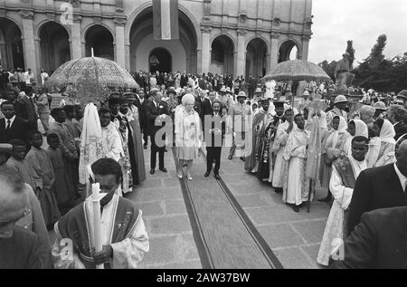Königsfamilie besucht die Dreifaltigkeitskathedrale in Addis Abeba Verlassen der Kirche Datum: 28. Januar 1969 Ort: Addis Abeba, Äthiopien Schlüsselwörter: Familien, Kirchen, Urlaub Stockfoto
