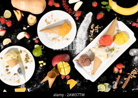 Großes Sortiment an Eiscreme und Früchten Stockfoto