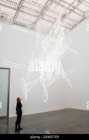 London, Großbritannien. Feb. 2020. Abb. (0), 2020 - Cerith Wyn Evans' Ausstellung für neue Arbeiten in White Cube, Bermondsey, London. Es verfügt über Installation, Skulpturen und Gemälde, die in der gesamten Galerie installiert sind. Credit: Guy Bell/Alamy Live News Stockfoto