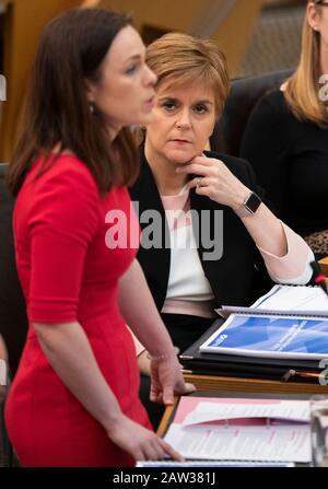 Erste Ministerin Nicola Sturgeon (rechts) sieht so aus, als öffentliche Finanzministerin Kate Forbes die Ausgabenversprechen der schottischen Regierung für das nächste Geschäftsjahr in der Debattierkammer im schottischen Parlament in Edinburgh enthüllt. Kate Forbes trat ein, nachdem Derek Mackay als Finanzminister zurückgetreten war, nachdem Vorwürfe aufgetaucht waren, er habe Hunderte von Nachrichten an einen 16-jährigen Jungen gesendet. Stockfoto