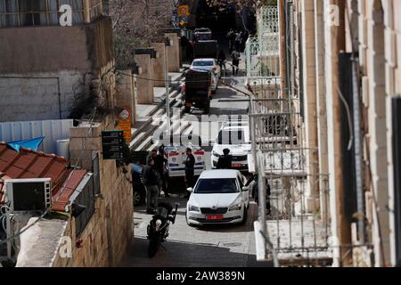 Jerusalem. Februar 2020. Israelische Polizisten sichern das Gebiet nach einem mutmaßlichen Schussangriff, bei dem am 6. Februar 2020 ein israelischer Polizist in der Altstadt von Jerusalem verletzt wurde. Credit: Muammar Awad/Xinhua/Alamy Live News Stockfoto