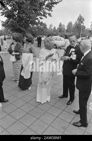 Prinz Bernhard Erasmus erreicht Ninette de Valois in Anwesenheit von Königin Juliana und Prinzessin Beatrix; Ankunft HM und Prinz Bernhard / Datum: 21. Juni 1974 Schlüsselwörter: Ankunft, Königinnen, Auszeichnungen, Prinzenname: Bernhard (Prinz Niederlande), Juliana (Königin Niederlande), Valois, Ninette de Stockfoto