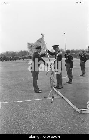 Prinz Bernhard erreichte einen neuen Standard in der General Spoor Baracke bei Ermelo, Prinz Bernhard präsentiert den neuen Standard zum Oberstleutnant Datum: 21. März 1967 Standort: Ermelo, Gelderland Schlüsselwörter: Übergaben, Banner Personenname: Bernhard (Fürst Niederlande) Stockfoto