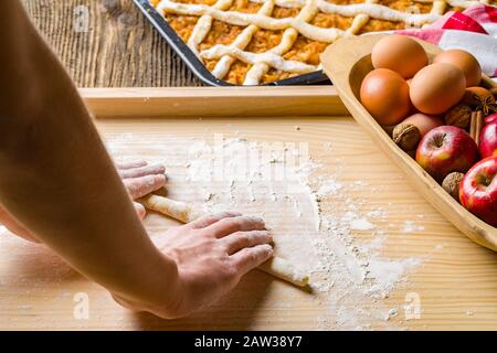 Phase Backen hausgemachter apfelkuchen von Oma. Stockfoto