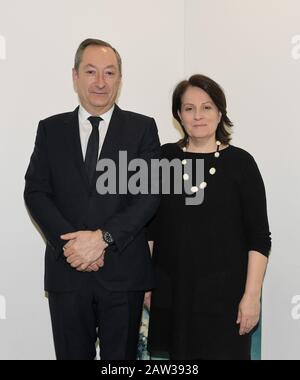 Mailand, Italien. Februar 2020. Mailand, Italien Stefano Sassi AD Valentino beteiligt sich mit Maria Silvia Sacchi RCS Journalistin an Moda & Business für das Treffen mit Modestudenten. Auf dem Foto: Stefano Sassi CEO von Valentino und Maria Silvia Sacchi RCS Journalist Credit: Independent Photo Agency/Alamy Live News Stockfoto