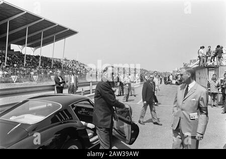 Großer Preis der Niederlande 1969 Formel I Zandvoort Prinz Bernhard verlässt ein Sportdatum: 21. Juni 1969 Standort: Nordholland, Zandvoort Schlüsselwörter: Autorennen, Prinzen, Sportwagen Personenname: Bernhard Prince Stockfoto