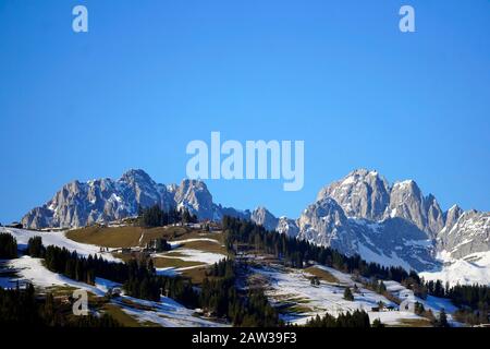 Blick auf die Berge der Alpen über die Seiser Alm oder die Seiser Alm in Südtirol, Italien im Winter mit Klarblau Stockfoto