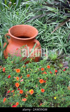 Brauner Tontopf im Sommergarten Stockfoto