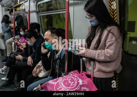 Hongkong, China. Februar 2020. Passagiere tragen eine chirurgische Maske im MTR-Wagen in Hongkong. Ein Weiterer Tag in Hongkong während des Ausbruchs des Corona-Virus. Gemeindeausbruch erklärte in der Stadt: Die Regierung sagte, dass alle Reisenden vom chinesischen Festland, einschließlich der Einwohner Hongkongs, im Rahmen ihrer eskalierten Antwort auf die Ansteckung in eine obligatorische 14-tägige Quarantäne gestellt würden. Credit: Sopa Images Limited/Alamy Live News Stockfoto