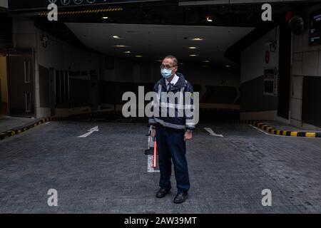 Hongkong, China. Februar 2020. Ein Parkkontrolleur trägt eine chirurgische Maske am Time Square in der Causeway Bay in Hongkong. Ein Anderer Tag in Hongkong während des Ausbruchs des Corona-Virus. Gemeindeausbruch erklärte in der Stadt: Die Regierung sagte, dass alle Reisenden vom chinesischen Festland, einschließlich der Einwohner Hongkongs, im Rahmen ihrer eskalierten Antwort auf die Ansteckung in eine obligatorische 14-tägige Quarantäne gestellt würden. Credit: Sopa Images Limited/Alamy Live News Stockfoto