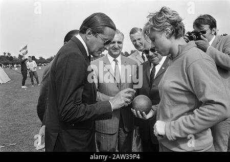 Niederländische Leichtathletik-Meisterschaften Groningen 1968 Prinz Claus (links) mit Kugelstoßstar Alder Noorduyn Datum: 4. August 1968 Ort: Groningen (prov.), Groningen (Stadt) Schlagwörter: Königsfamilie, Leichtathletik, Gruppenporträts, Schuß gestellt, Sportperson Name: Claus, Prinz, Noorduyn, Els van Stockfoto