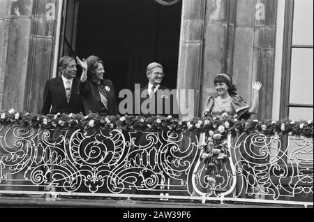 Eröffnung der Staaten Generalprinz Claus, Königin Beatrix, Pieter van Vollenhoven und Prinzessin Margriet auf dem Balkon des lange Voorhout Palastes Datum: 21. September 1982 Ort: Den Haag, Süd-Holland Schlüsselwörter: Balkone, Königinnen, Öffnungen, Paläste, Fürsten, Prinzessinnen, prinsjesdag Personenname: Beatrix, Königin, Fürst, Margriet, Prinzessin, Pieter van Vollenhoven Stockfoto