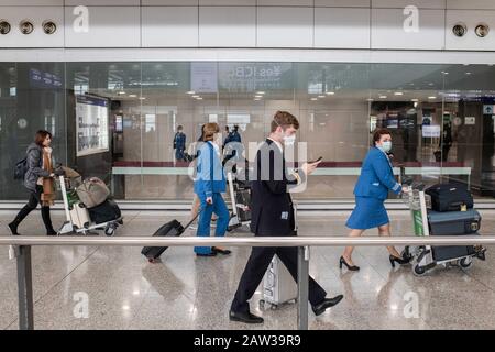 Hongkong, China. Februar 2020. Mitglieder der Crew der Royal Dutch Airlines (KLM) tragen chirurgische Masken am Ankunftsterminal am Internationalen Flughafen Hongkong. Ein Weiterer Tag in Hongkong während des Ausbruchs des Corona-Virus. Gemeindeausbruch erklärte in der Stadt: Die Regierung sagte, dass alle Reisenden vom chinesischen Festland, einschließlich der Einwohner Hongkongs, im Rahmen ihrer eskalierten Antwort auf die Ansteckung in eine obligatorische 14-tägige Quarantäne gestellt würden. Credit: Sopa Images Limited/Alamy Live News Stockfoto